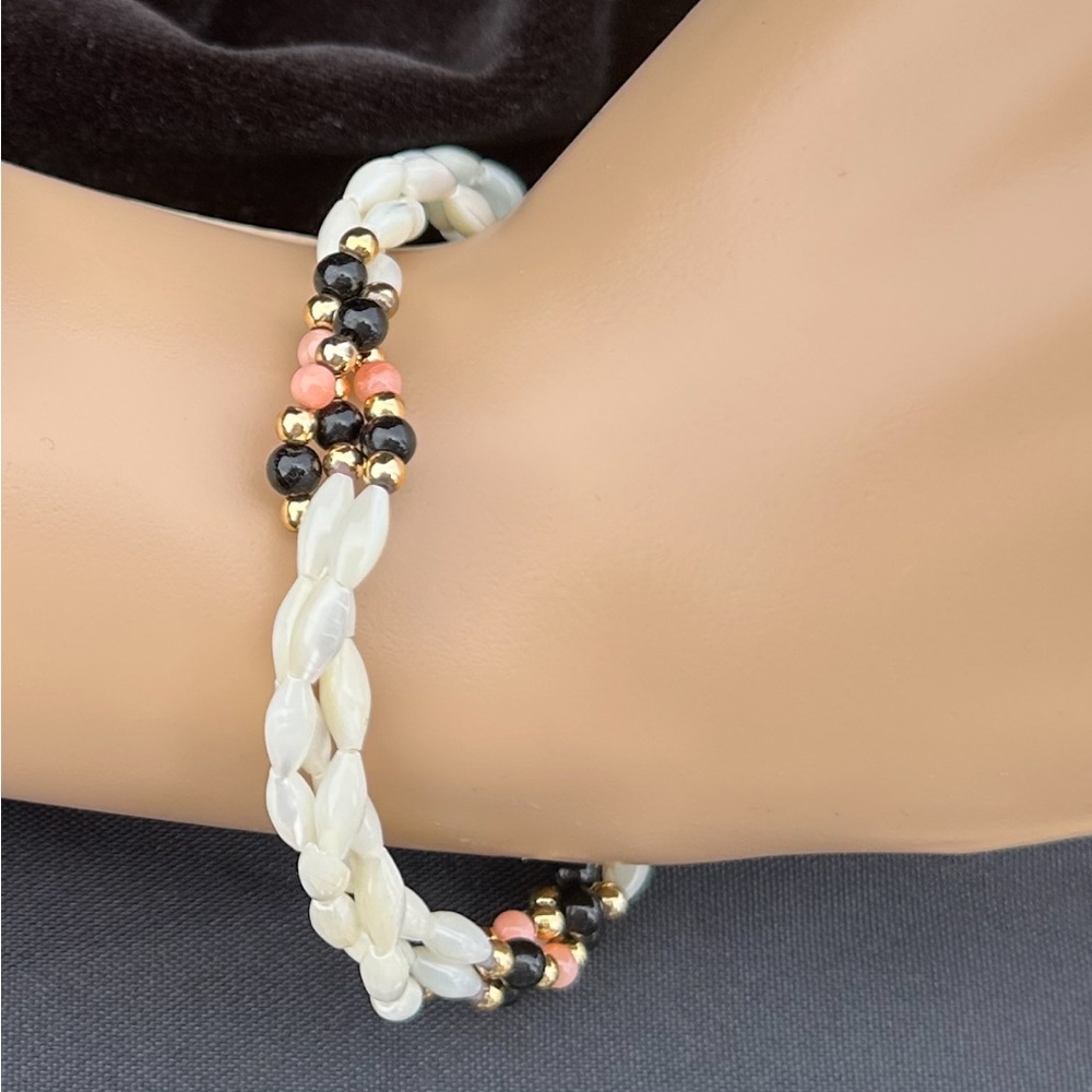 7” black,white,gold pearl bracelet. Matching necklace available. Nice luster.